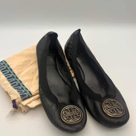 Tory Burch Caroline Black Leather Flats with Gold Emblem size 8 dustbag - Picture 2 of 8